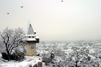 Blick vom Schloßberg auf die Grazer Altstadt im Winter Graz: Links der Uhrturm, das Grazer Wahrzeichen. Graz  1. Bezirk - Innere Stadt 