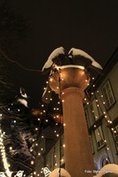 Brunnen am Grazer Schloßbergplatz: Blick zum Uhrturm am Schloßberg in einer Winternacht. Graz erster Bezirk - Innere Stadt 