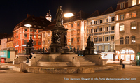 Denkmal für Erzherzog Johann am Grazer Hauptplatz auf dem nach ihm benannten Brunnen bei Nacht. Graz 1. Bezirk - Innere Stadt 