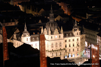 Blick von den Dächern auf das Grazer Rathaus und den Hauptplatz bei Nacht. Graz 1. Bezirk - Innere Stadt