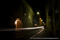 Burggasse bei Nacht: oben links das Mausoleum beim Grazer Dom. Graz 1. Bezirk - Innere Stadt 