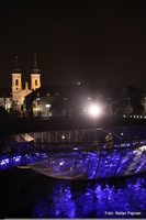 Die Grazer Murinsel und im Hintergrund die Mariahilferkirche bei Nacht. Graz 4. Bezirk Lend