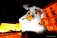 Brunnenstatue am Grazer Opernring bei Nacht. Graz 1. Bezirk - Innere Stadt 