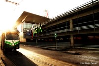 Das Einkaufszentrum Murpark und eine Straßenbahn der Linie vier: Graz 7. Bezirk - Liebenau