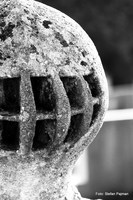 Grabstein mit Ritterhelm am Sankt Peter Ortsfriedhof: Graz 8. Bezirk - Sankt Peter