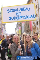 Plattform 25 Menschenkette rund um das Grazer Landhaus 20110411 10