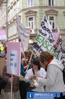 Plattform 25 Menschenkette rund um das Grazer Landhaus 20110411 115