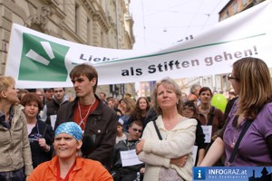 Plattform 25: Menschenkette rund um das Grazer Landhaus