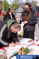 Aktion fuer Saatgutsouveraenitaet gegen EU Saatgesetze Lendplatz Graz 20110416 24
