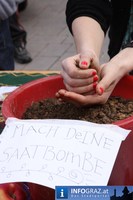 Aktion fuer Saatgutsouveraenitaet gegen EU Saatgesetze Lendplatz Graz 20110416 29