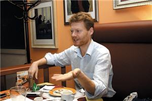 Christian Felber,eurokrise,moderat,eurozone,demokratisch,gerechter,geldentwertung,rettungsschirm,außer kontrolle