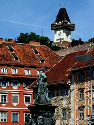 Blick auf den Uhrturm vom Grazer Hauptplatz