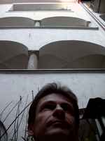 kurze Pause im kühlen Innenhof (Selbstportrait)