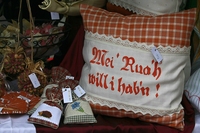 Polster mit dieser Aufschrift...