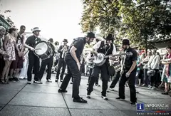 ZYGOS Brass Band aus Frankreich,la strada Graz 2014,stadt,2. August 2014,buntes szenario,verschiedene kulturen,auseinandersetzen,munterwerden