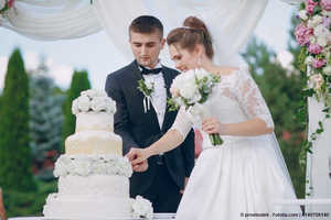 Wedding Planner Graz, gemeinsam, Hochzeitstorte anschneiden, Bild