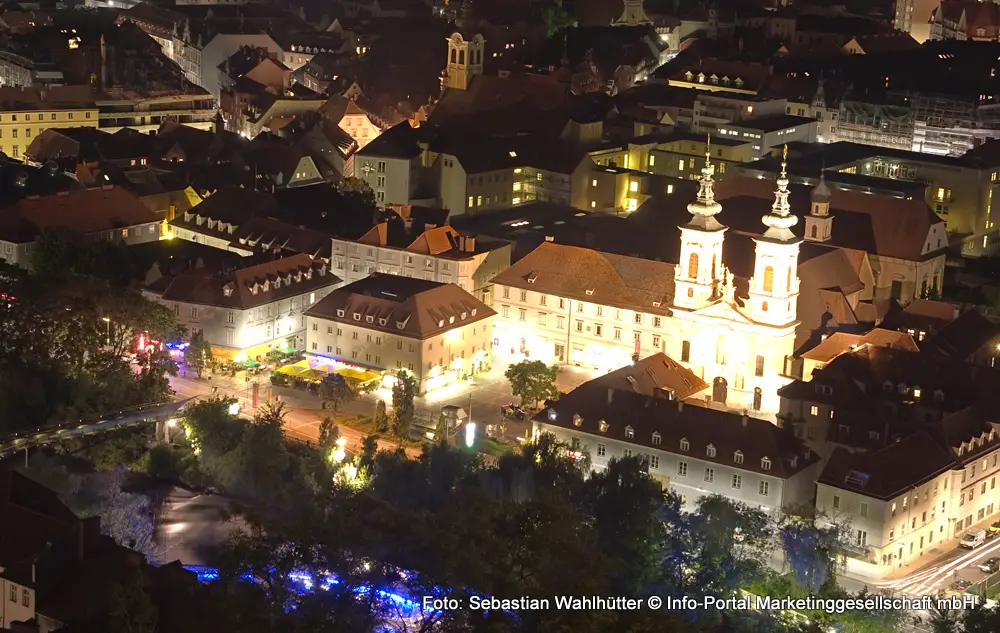 Blick vom Schlossberg zum Mariahilferplatz bei Nacht. Graz 1. Bezirk - Innere Stadt 
