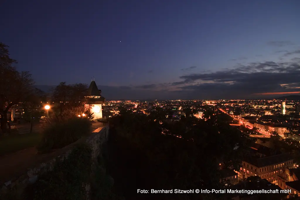 Blick vom Schlossberg zum Uhrturm und über die Altstadt bei Nacht. Graz 1. Bezirk - Innere Stadt 