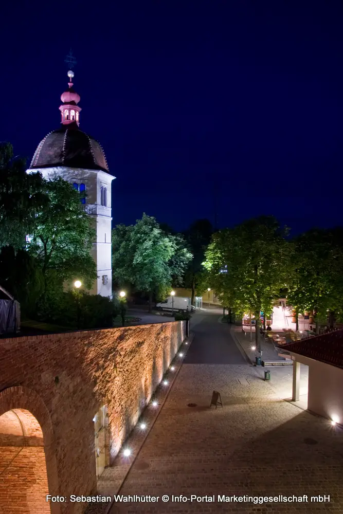 Grazer Schlossberg - Eingang Kasematten mit Liesl bei Nacht. Graz 1. Bezirk -Innere Stadt 