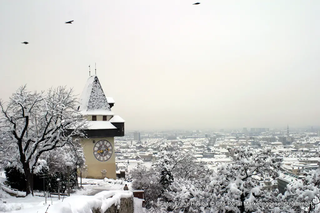 Blick vom Schloßberg auf die Grazer Altstadt im Winter Graz: Links der Uhrturm, das Grazer Wahrzeichen. Graz 1. Bezirk - Innere Stadt 