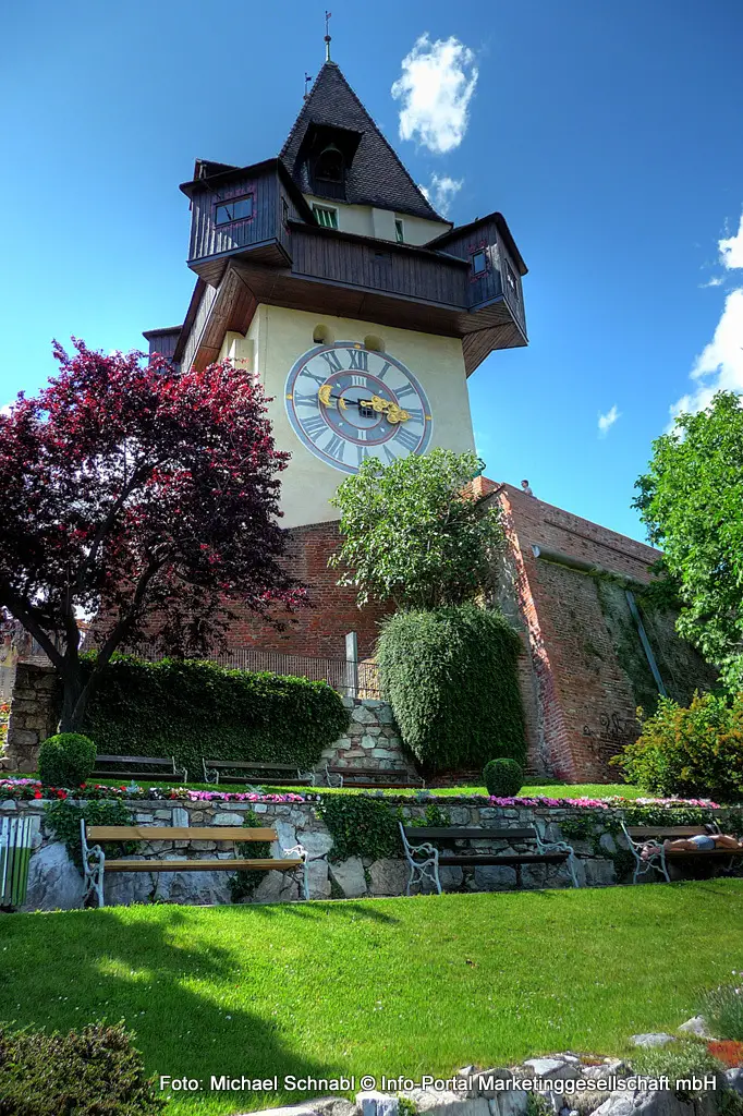 Blühender Garten am Grazer Schloßberg. Blick auf den Uhrturm. Graz 1.Bezirk - Innere Stadt 
