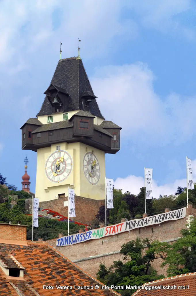 Der Uhrturm am Grazer Schloßberg, das Wahrzeichen von Graz. Das Volk tut auf Transparenten auch hier seinen Unmut kund. :) Graz 1.Bezirk - Innere Stadt 