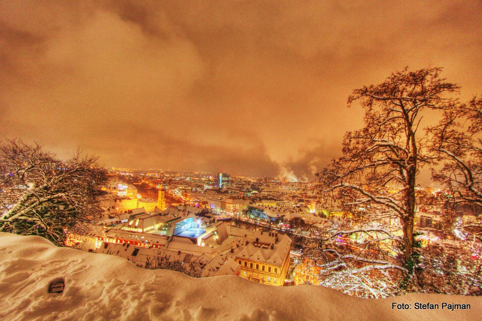 Nächtlicher Blick vom Schloßberg über die Grazer Altstadt im Winter. Graz 1. Bezirk - Innere Stadt 