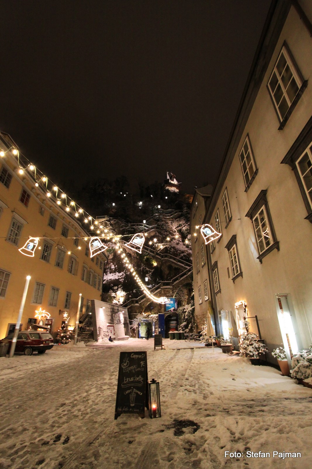Grazer Schloßbergplatz: Blick zum Uhrturm am Schloßberg in einer Winternacht. Graz erster Bezirk - Innere Stadt 