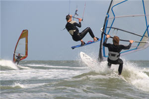Surfschulen Graz,Board,Windsurfen lernen,Windsurfen,Surfschulen,Surfboard Anfänger,kiten,Surf Neoprenanzug,wakeboarden,Windsurfen Segel