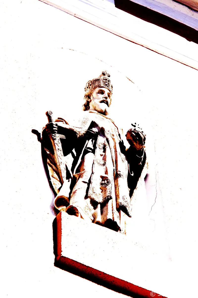 Steinstatue auf einem Haus. Graz 10. Bezirk - Ries 