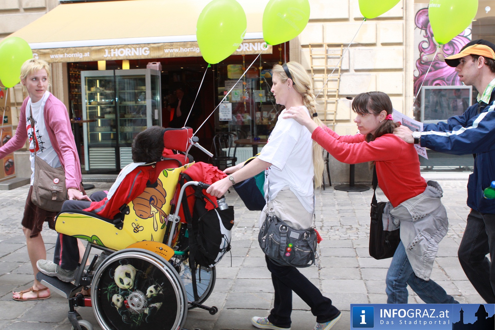 Plattform 25 Menschenkette rund um das Grazer Landhaus 20110411 57