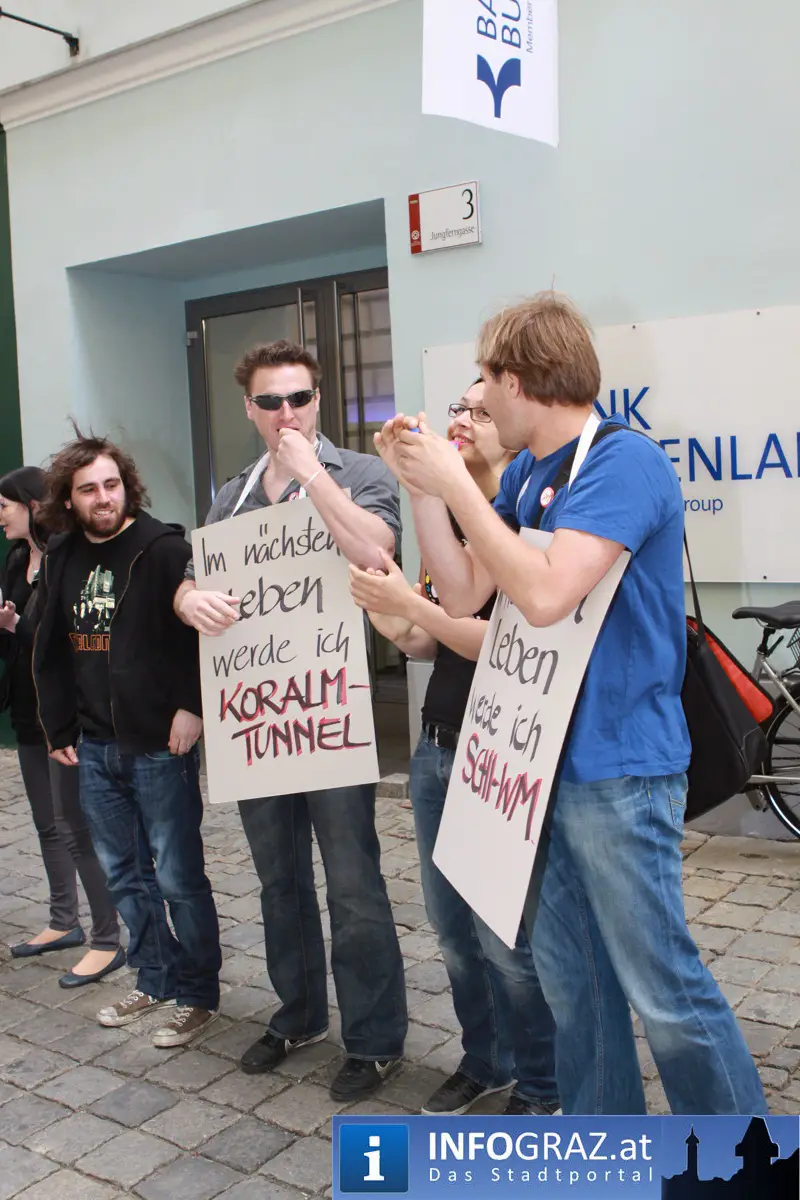 Plattform 25 Menschenkette rund um das Grazer Landhaus 20110411 93