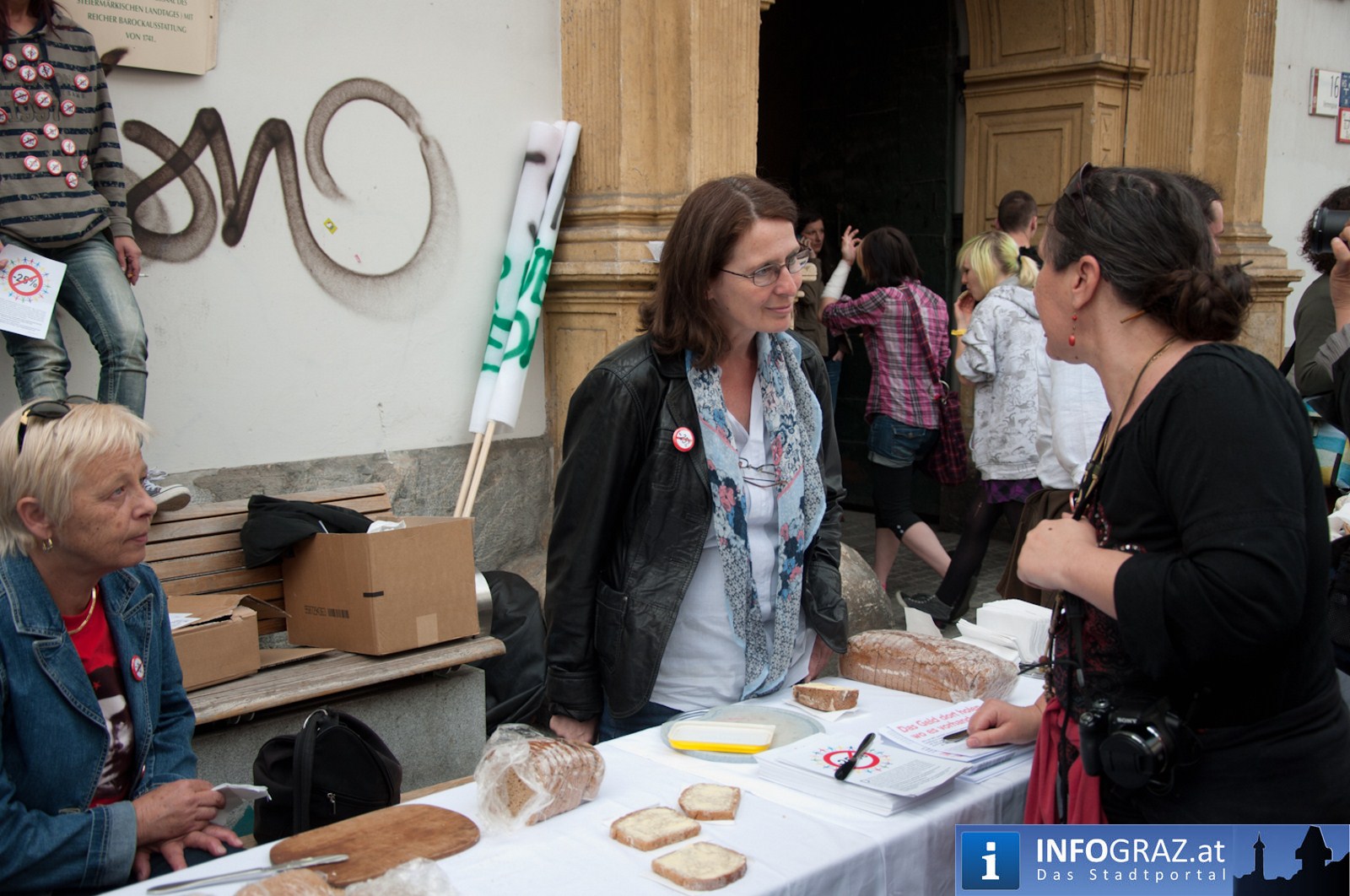 Plattform 25 Menschenkette rund um das Grazer Landhaus 20110411 209