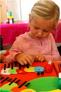 kind,basteln,mädchen,langweilig,fad,genießen,agape,brautpaar,kinderschminken