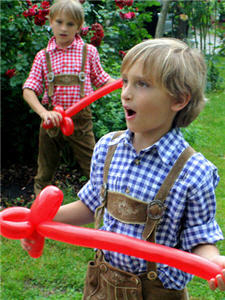 ball,hüpfball,bewegungsspiele,festtag,kinderbetreuerin,kinderbetreuer,beschäftigen,