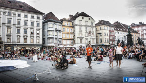 La Strada,Graz,2.8.2012,Zirkusorchester,Jo Bithume,Manege,Zirkus,Murpark,Paradeishof,Anna Rampes,Dornröschen,Konzertflügel, Pianistin,Akrobat,Jonglierende Schafe,Trapezakt Show,Musik,Fantasie,D’Irque & Fien