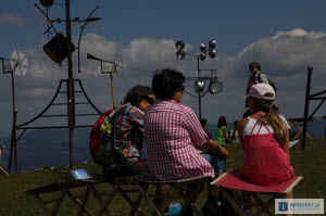 La Strada 2012 Graz,Lieux publics cie,Grazer schöckl,HARMONIC FIELDS Pierre Sauvageot,Musiker & Komponist,Windharfen und Glockenspiele,Klangschalen,Trommeln,Celli,balinesische Flöten,Klapotetz