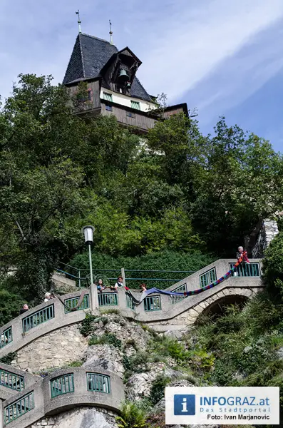 Graz-Schal Portal der Stadt Graz Sozialstadtraetin Martina Schroeck Grazer Seniorin symbolisch Die Laufmaschen SeniorInnenbueros haekeln 01
