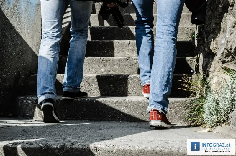 Graz-Schal Portal der Stadt Graz Sozialstadtraetin Martina Schroeck Grazer Seniorin symbolisch Die Laufmaschen SeniorInnenbueros haekeln 02