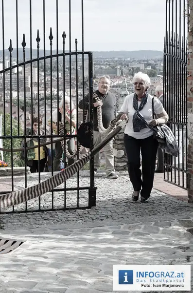 Graz-Schal Portal der Stadt Graz Sozialstadtraetin Martina Schroeck Grazer Seniorin symbolisch Die Laufmaschen SeniorInnenbueros haekeln 04