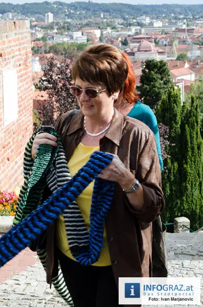 Graz-Schal Portal der Stadt Graz Sozialstadtraetin Martina Schroeck Grazer Seniorin symbolisch Die Laufmaschen SeniorInnenbueros haekeln 05