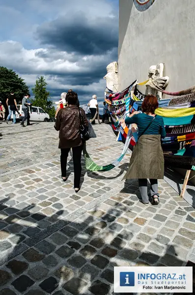 Graz-Schal Portal der Stadt Graz Sozialstadtraetin Martina Schroeck Grazer Seniorin symbolisch Die Laufmaschen SeniorInnenbueros haekeln 06