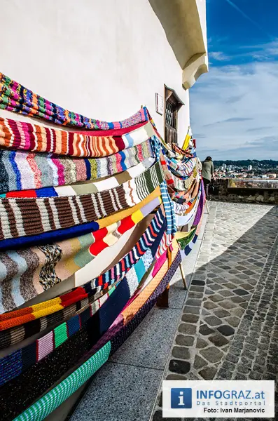 Graz-Schal Portal der Stadt Graz Sozialstadtraetin Martina Schroeck Grazer Seniorin symbolisch Die Laufmaschen SeniorInnenbueros haekeln 07