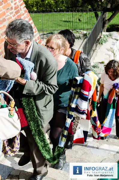 Graz-Schal Portal der Stadt Graz Sozialstadtraetin Martina Schroeck Grazer Seniorin symbolisch Die Laufmaschen SeniorInnenbueros haekeln 08