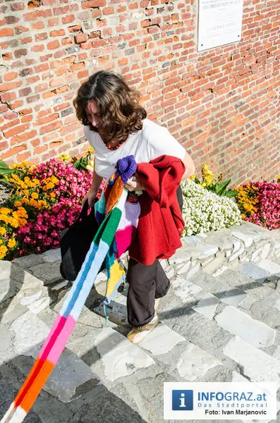 Graz-Schal Portal der Stadt Graz Sozialstadtraetin Martina Schroeck Grazer Seniorin symbolisch Die Laufmaschen SeniorInnenbueros haekeln 10