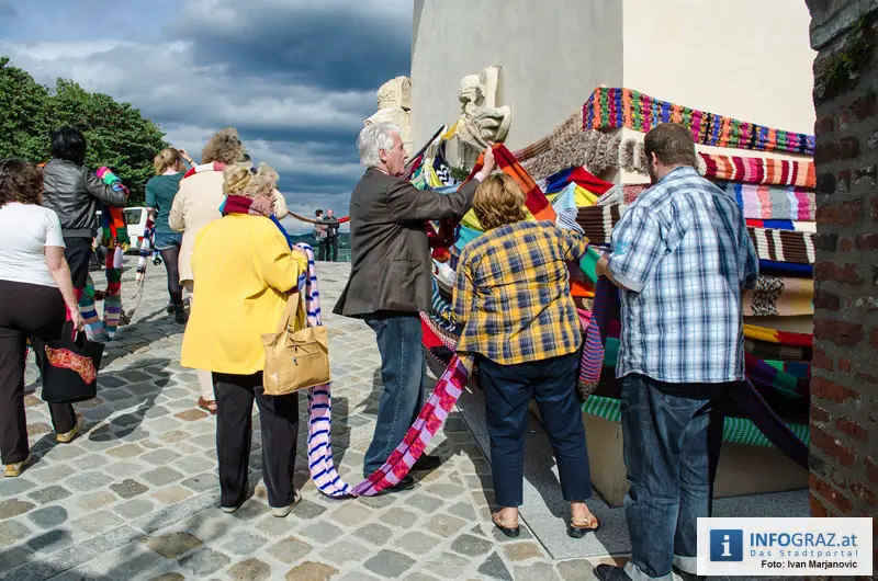 Graz-Schal Portal der Stadt Graz Sozialstadtraetin Martina Schroeck Grazer Seniorin symbolisch Die Laufmaschen SeniorInnenbueros haekeln 11