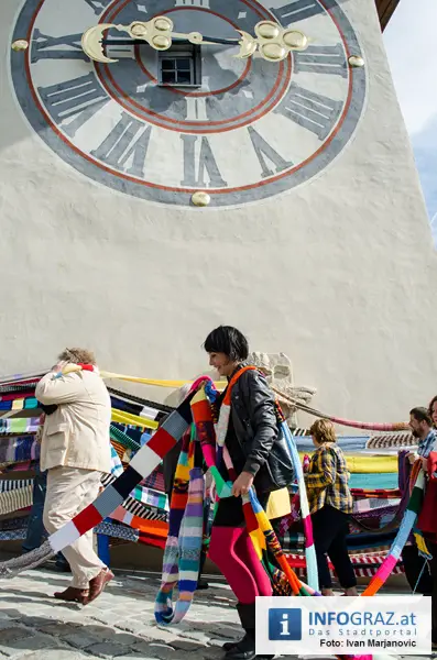 Graz-Schal Portal der Stadt Graz Sozialstadtraetin Martina Schroeck Grazer Seniorin symbolisch Die Laufmaschen SeniorInnenbueros haekeln 12