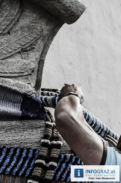 Graz-Schal Portal der Stadt Graz Sozialstadtraetin Martina Schroeck Grazer Seniorin symbolisch Die Laufmaschen SeniorInnenbueros haekeln 14