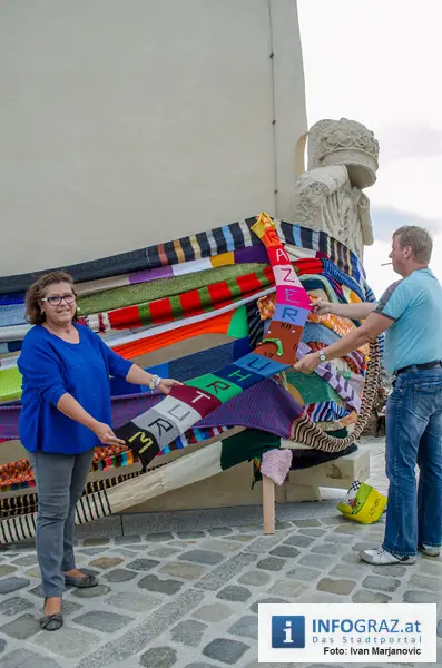 Graz-Schal Portal der Stadt Graz Sozialstadtraetin Martina Schroeck Grazer Seniorin symbolisch Die Laufmaschen SeniorInnenbueros haekeln 16