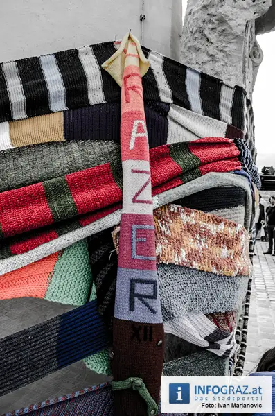 Graz-Schal Portal der Stadt Graz Sozialstadtraetin Martina Schroeck Grazer Seniorin symbolisch Die Laufmaschen SeniorInnenbueros haekeln 17